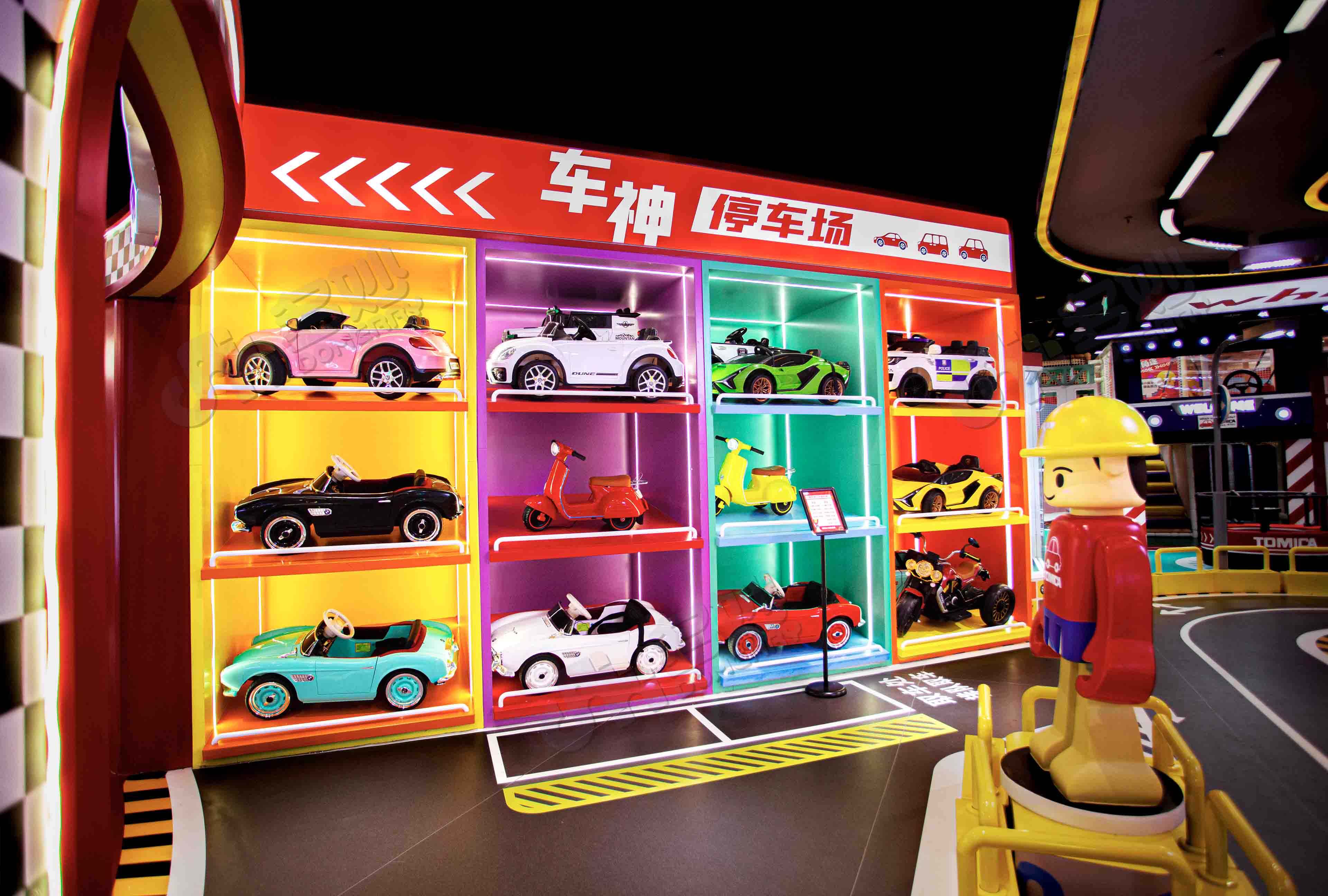 Tomica Car Theme Park: Werden Sie Rennfahrer und fordern Sie die Grenzen heraus