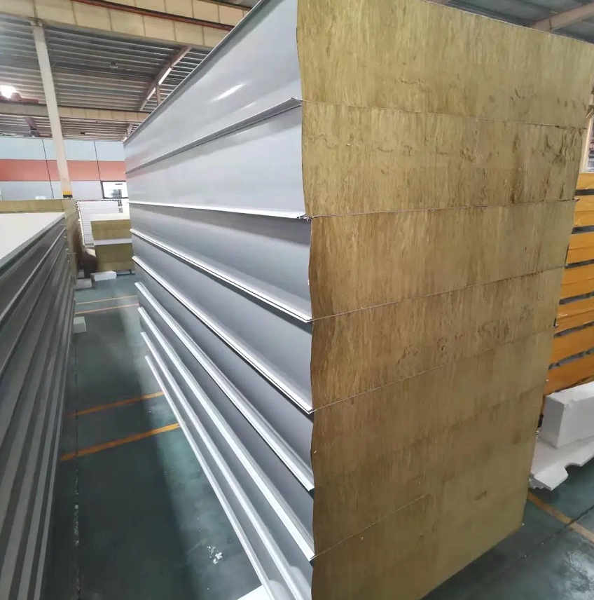 Je li sendvič ploča od staklene vune pogodna za metalne zgrade?