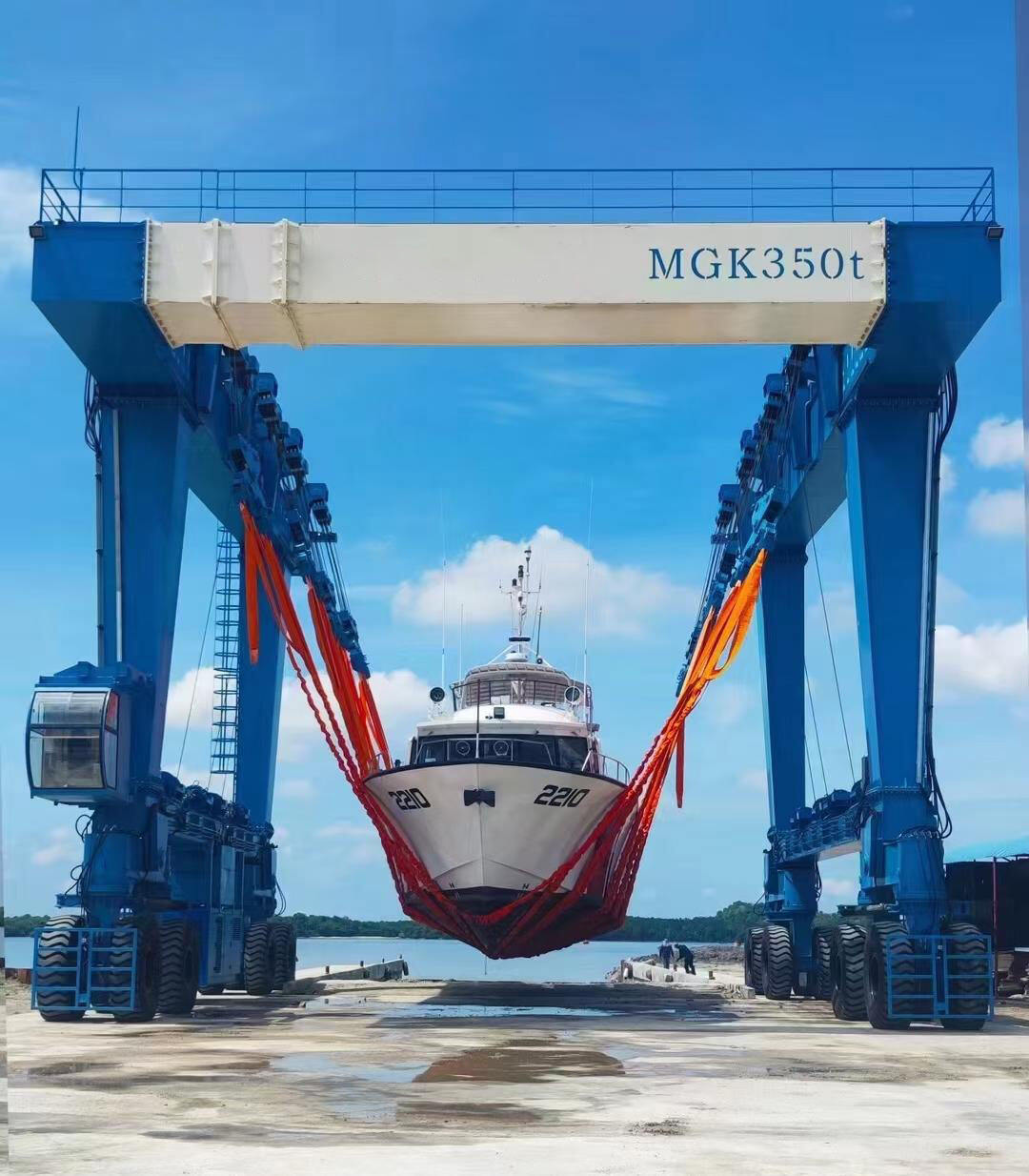 Yacht Lift: Facilitating Yacht Maintenance and Storage
