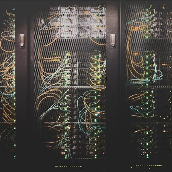 موثوقية وأداء على مستوى المؤسسات