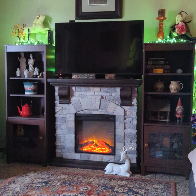 Forme immersive de flamme pour cheminée – L’âtre confortable du salon de Sue