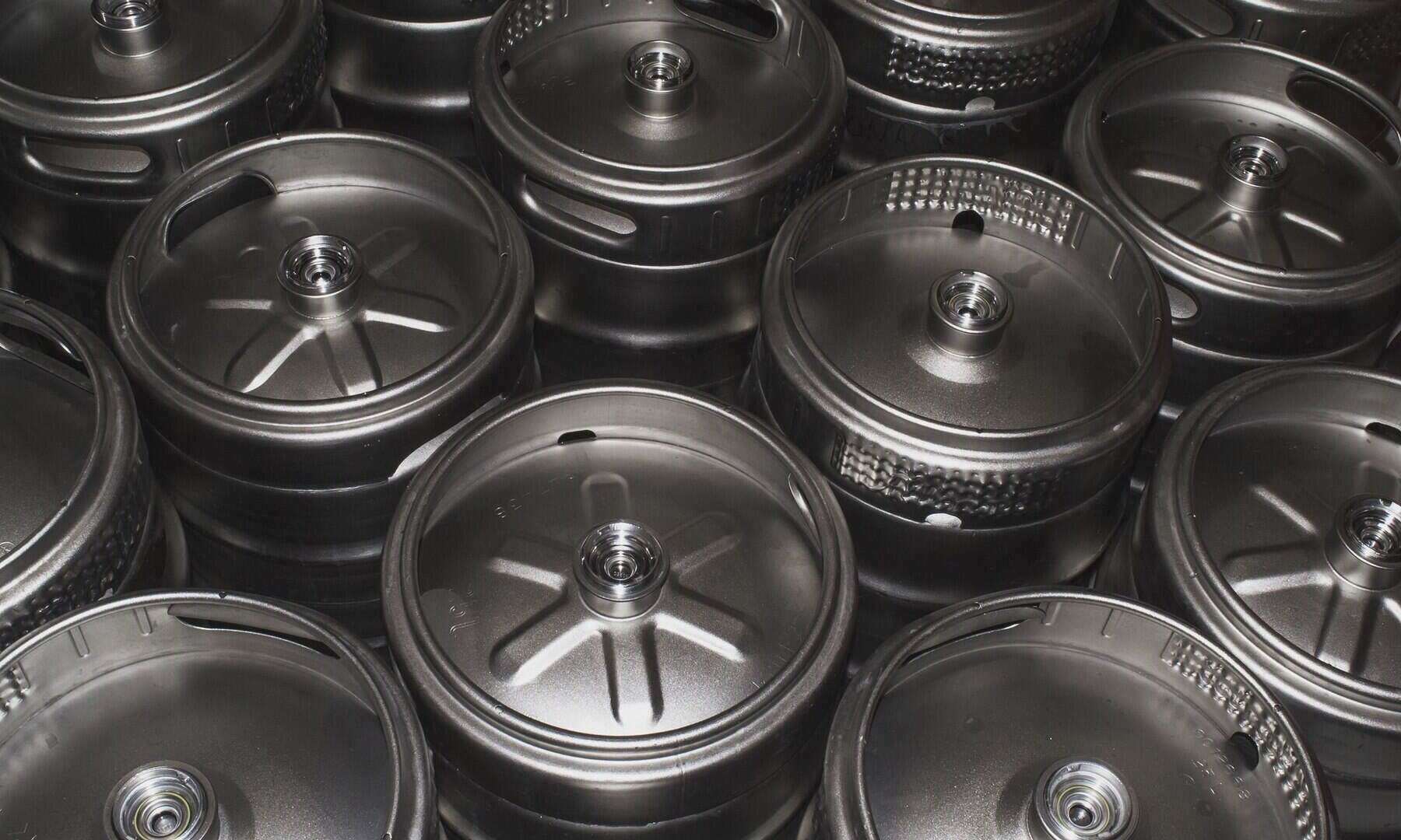 closeup-shot-metal-beer-kegs_181624-44368.jpg