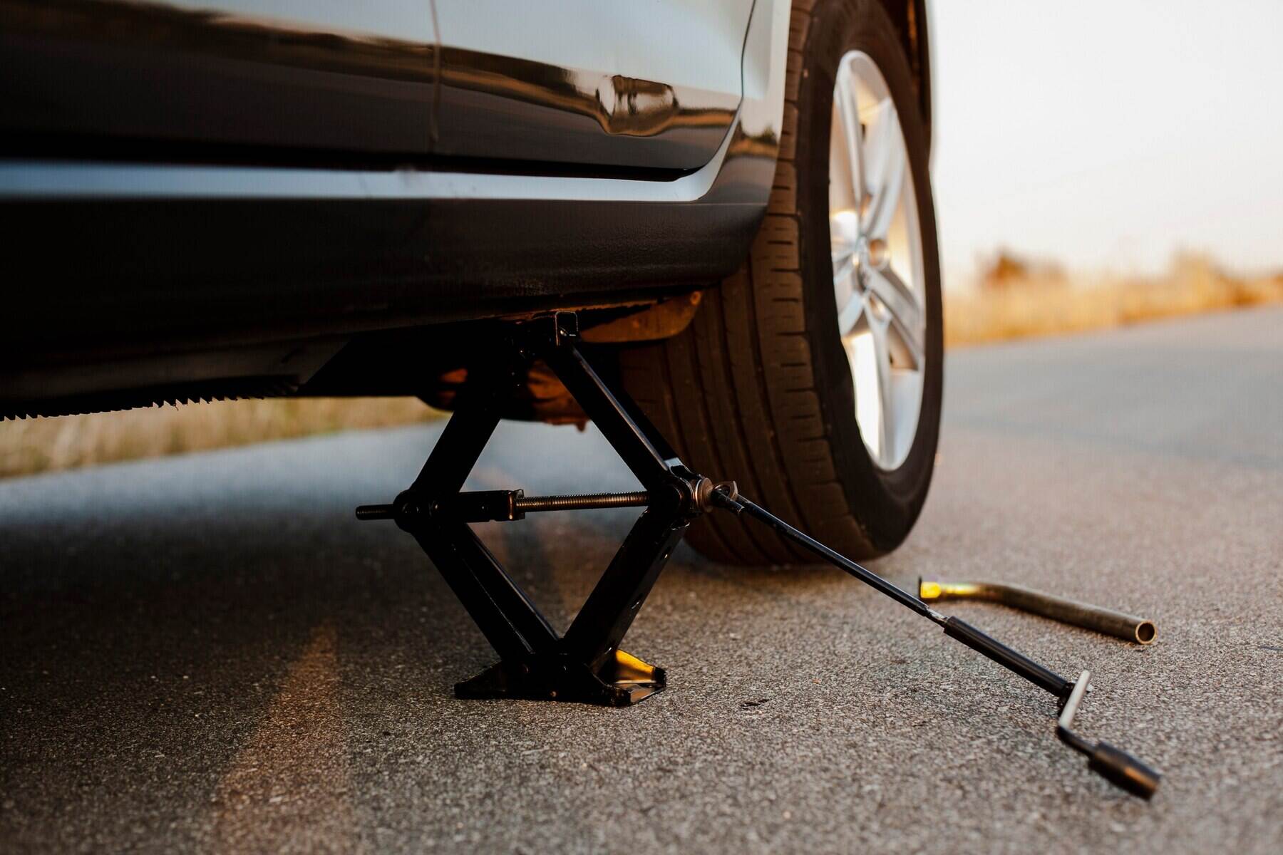 A Comprehensive Guide to Trailer Stabilizing Jacks for RV Owners