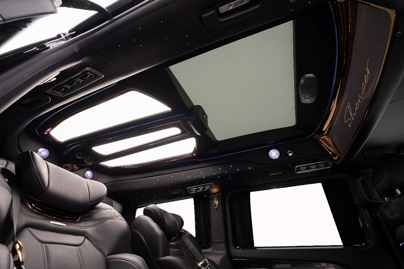 The intelligent voice assistant makes luxury car operation more convenient, with safety and comfort fully under control.