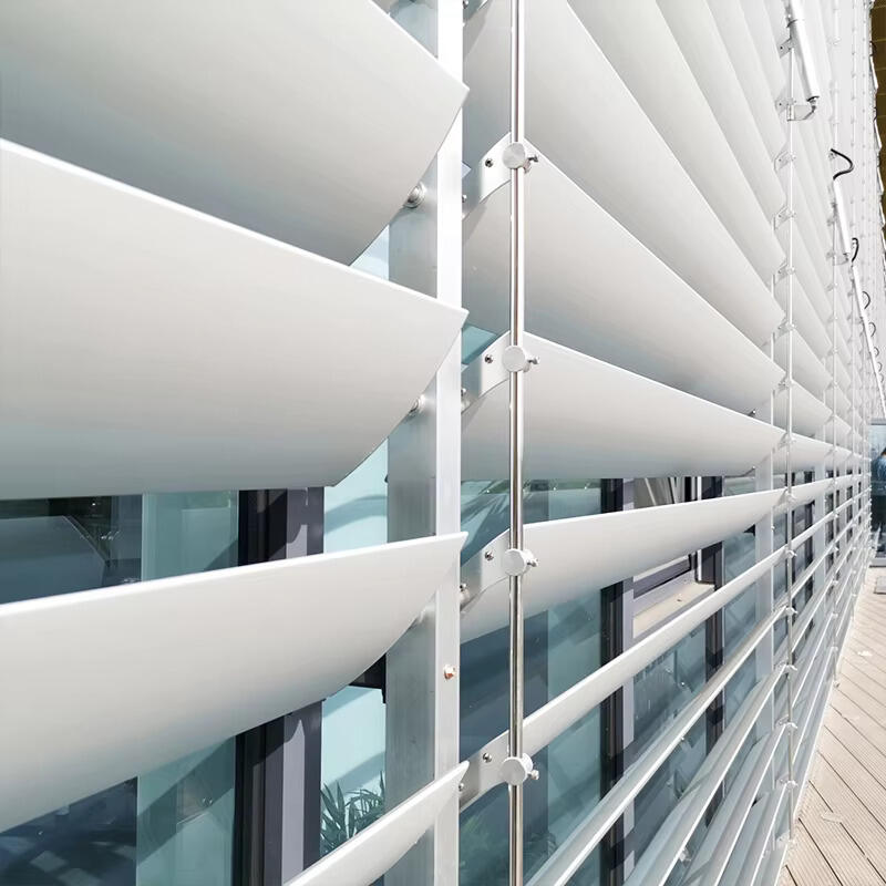 الستائر الكهربائية للأمن: حماية ممتلكاتك من المتسللين والعواصف