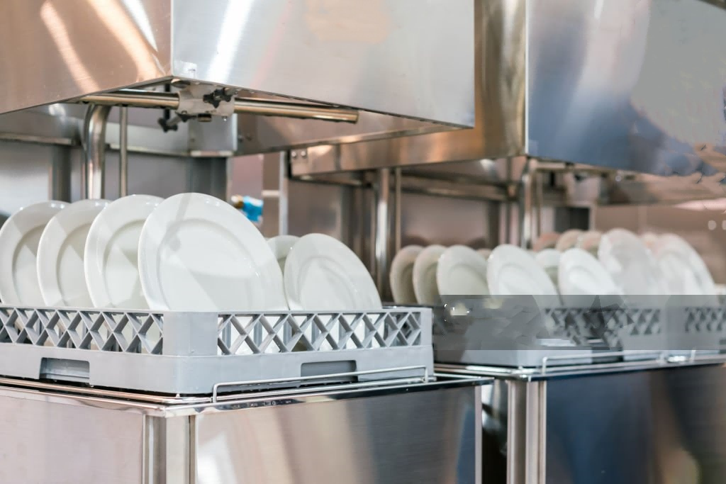 For restaurants, is it better to use manual dishwashing or commercial dishwashers?