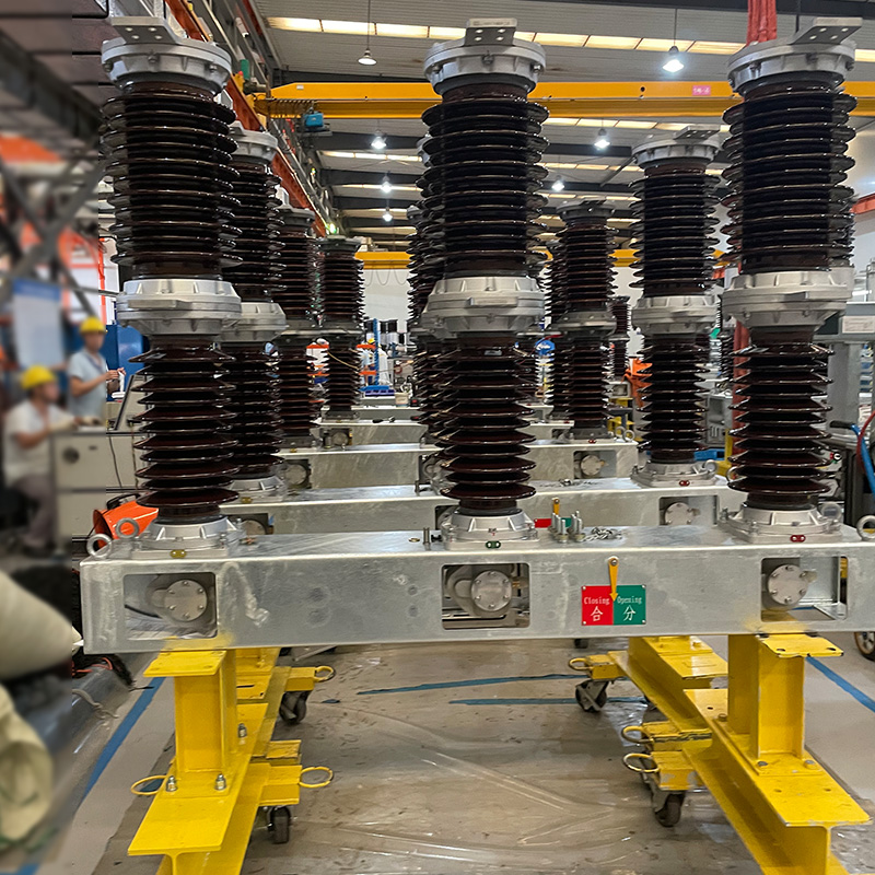 What advantages does SF6 circuit breaker have in high-voltage applications?