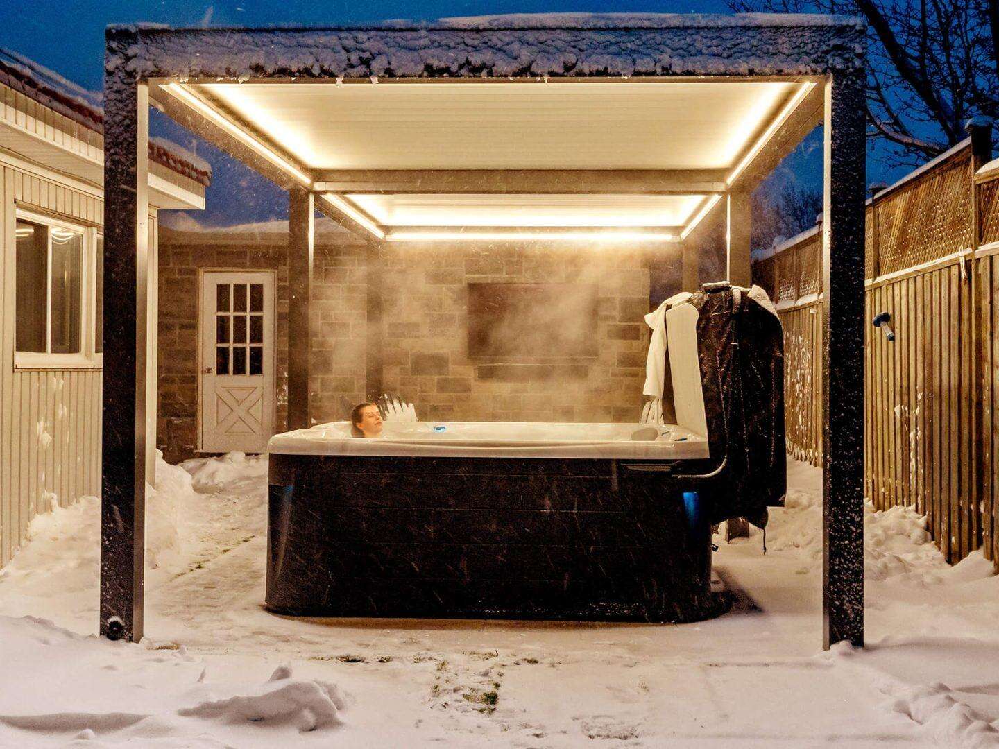 Luxury Retractable Top Aluminum T5 Pergola Outdoor Louvre Sliding Glass System Sunshade Curtain LED Lights Powder Coated