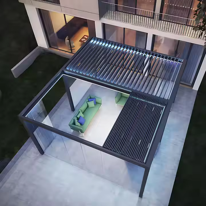 Pérgola bioclimática de luxo retráctil e impermeable con portas de cristal, sistema de lamas, cortina sombreadora, luces LED e revestimento en pólo, de montaxe sinxelo