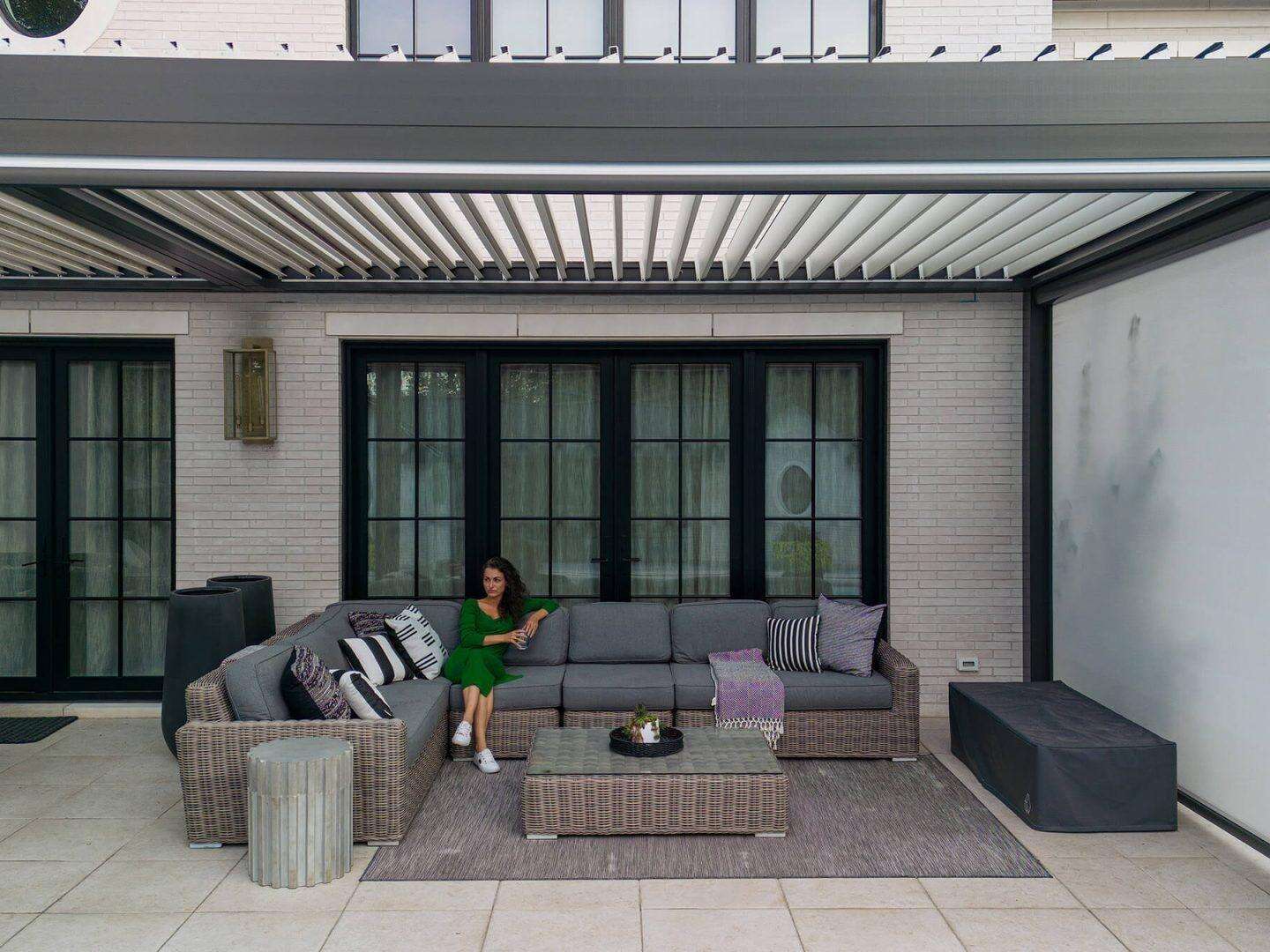 Bioclimatic Retractable Pergola Waterproof Glass Doors Louvre System Sunshade Curtain LED Lights Powder Coated Easily Assembled