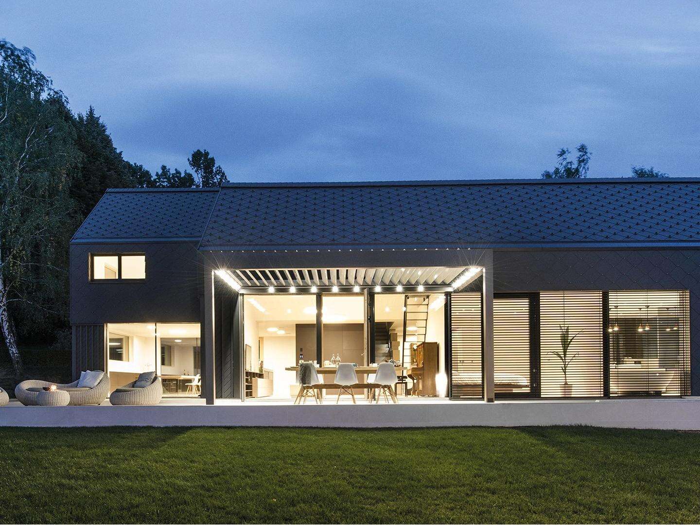 Retractable Outdoor Aluminum Pergola with Adjustable Louvers Heavy-duty Type for Snowfall