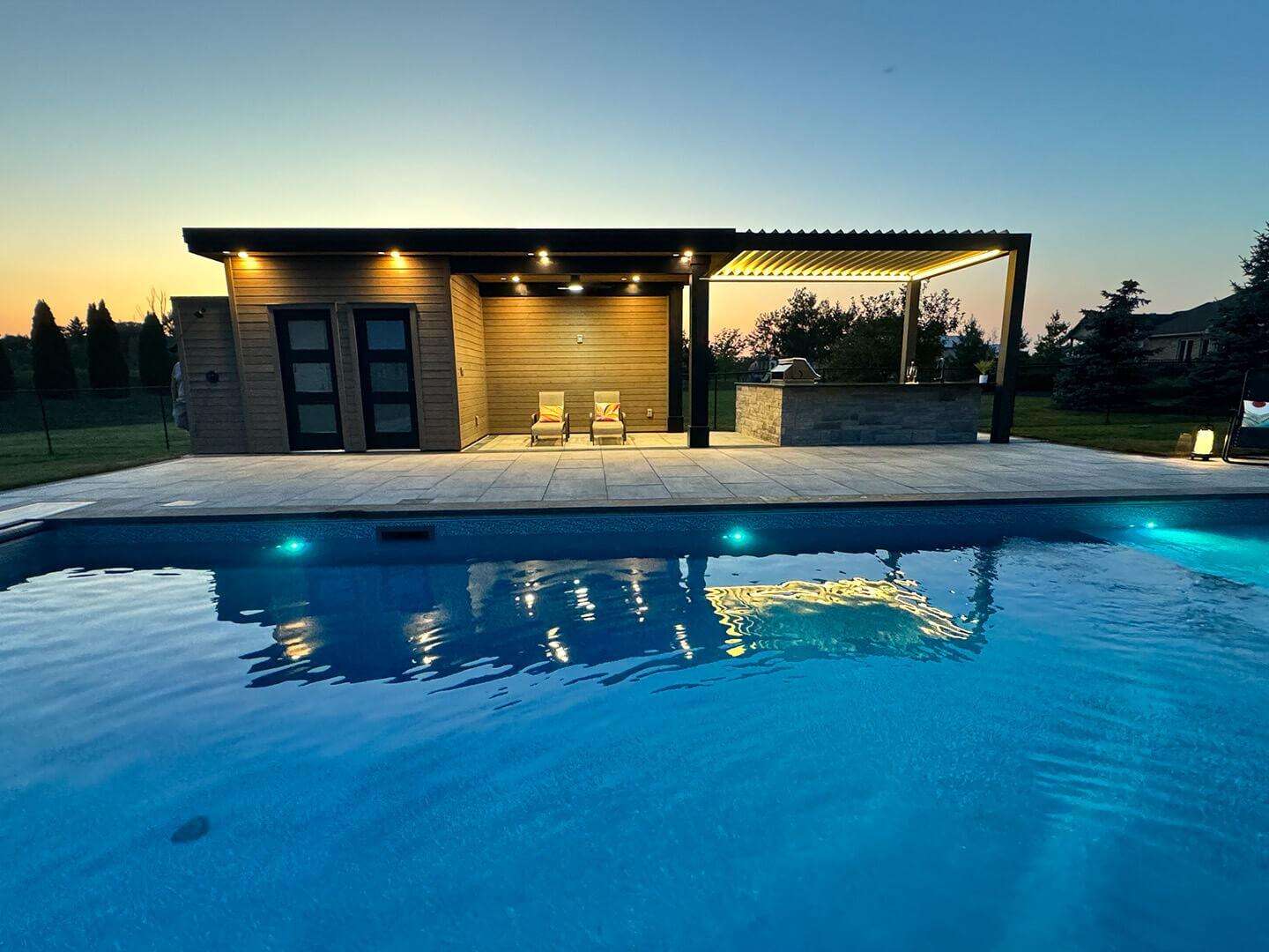 Luxury Retractable Top Aluminum T5 Pergola Outdoor Louvre Sliding Glass System Sunshade Curtain LED Lights Powder Coated