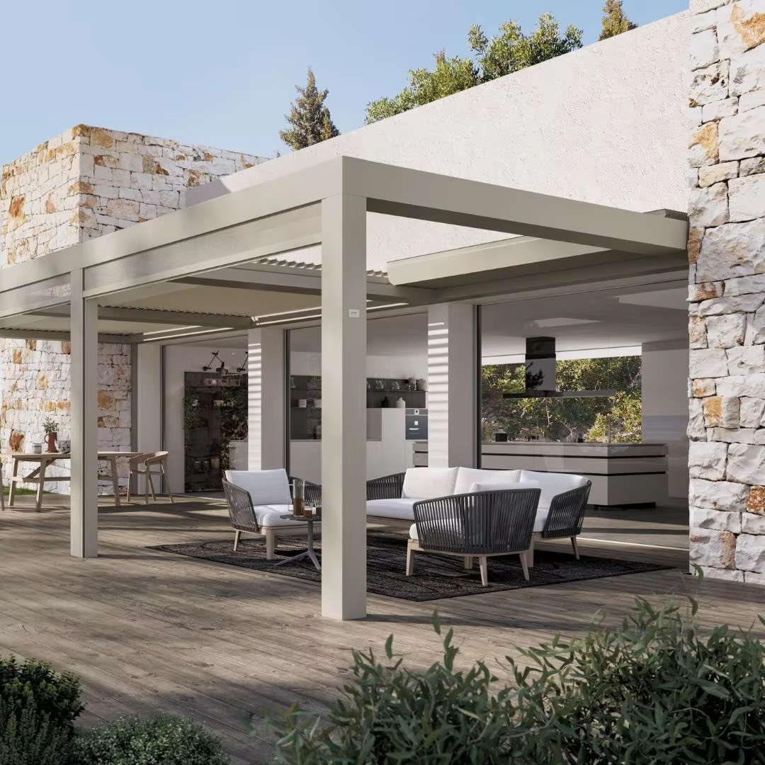 Pérgola de aluminio bioclimática retráctil impermeable con lamas, portas de cristal, cortina sombreadora, luces LED e revestimento en pólo, de montaxe sinxelo