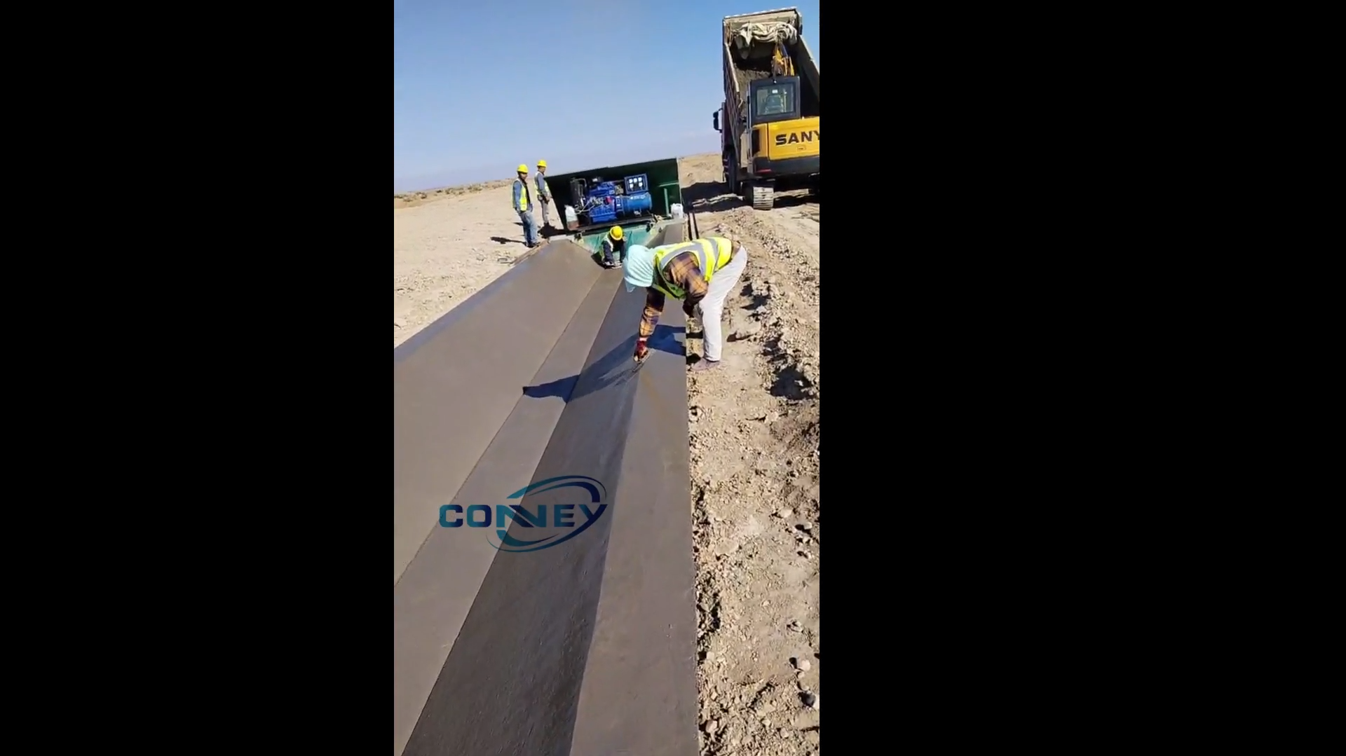 Concrete ditch lining machine