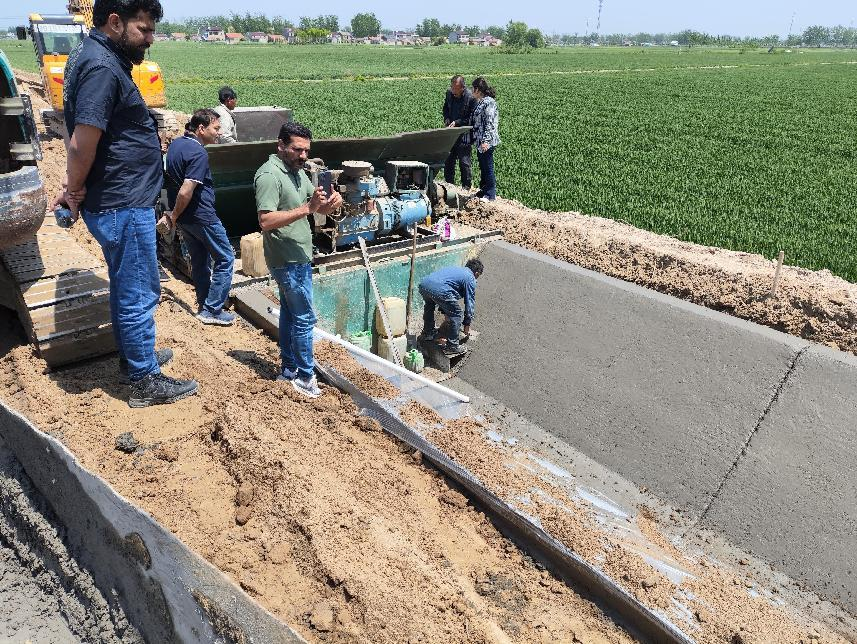 Fully Automatic Concrete Ditch Forming Machine