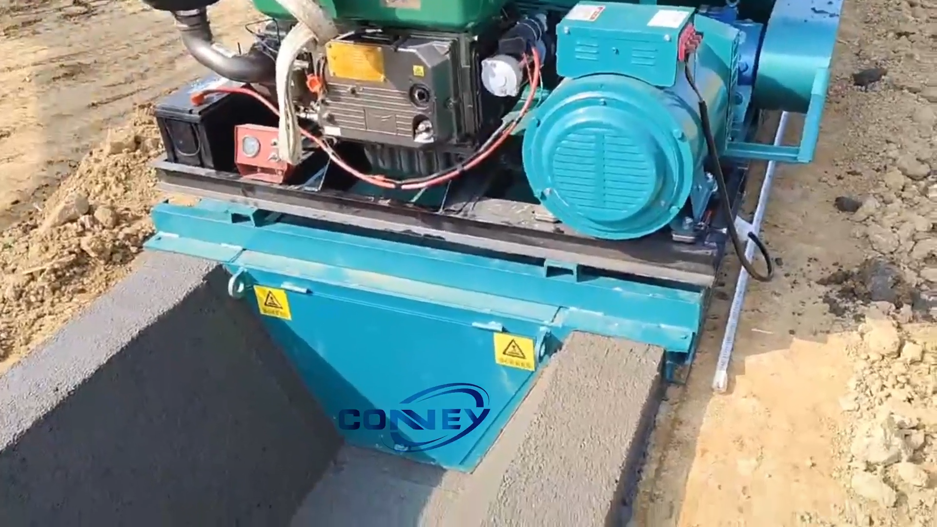 Concrete ditch forming machine