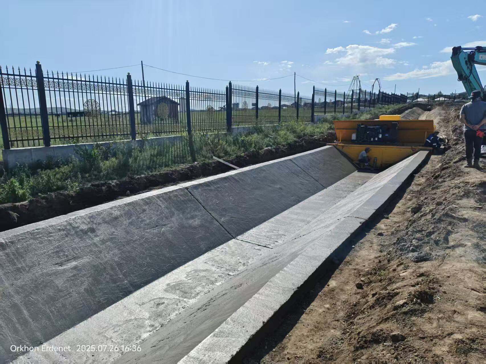 Drainage Ditch Self Propelled U Shaped Concrete Channel Lining Machine