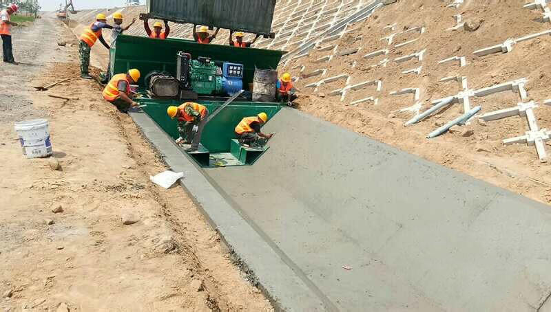 T-shaped Automatic Concrete Ditch Lining Machine Self-propelled Channel Forming Machine