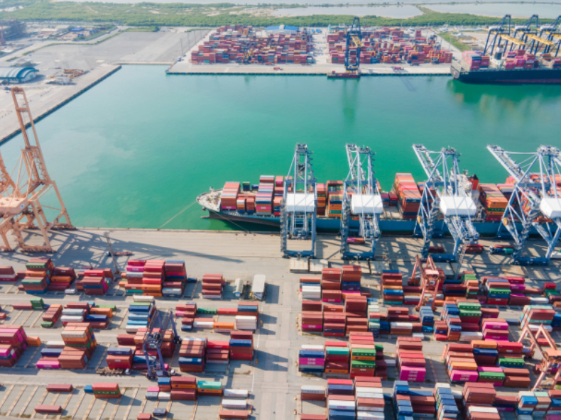 موقع جغرافي استراتيجي وشبكة اتصالات شاملة