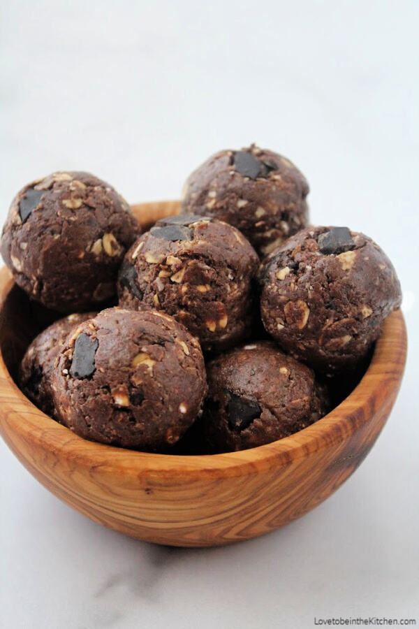 Chocolate-Protein-Energy-Bites-resized.jpg
