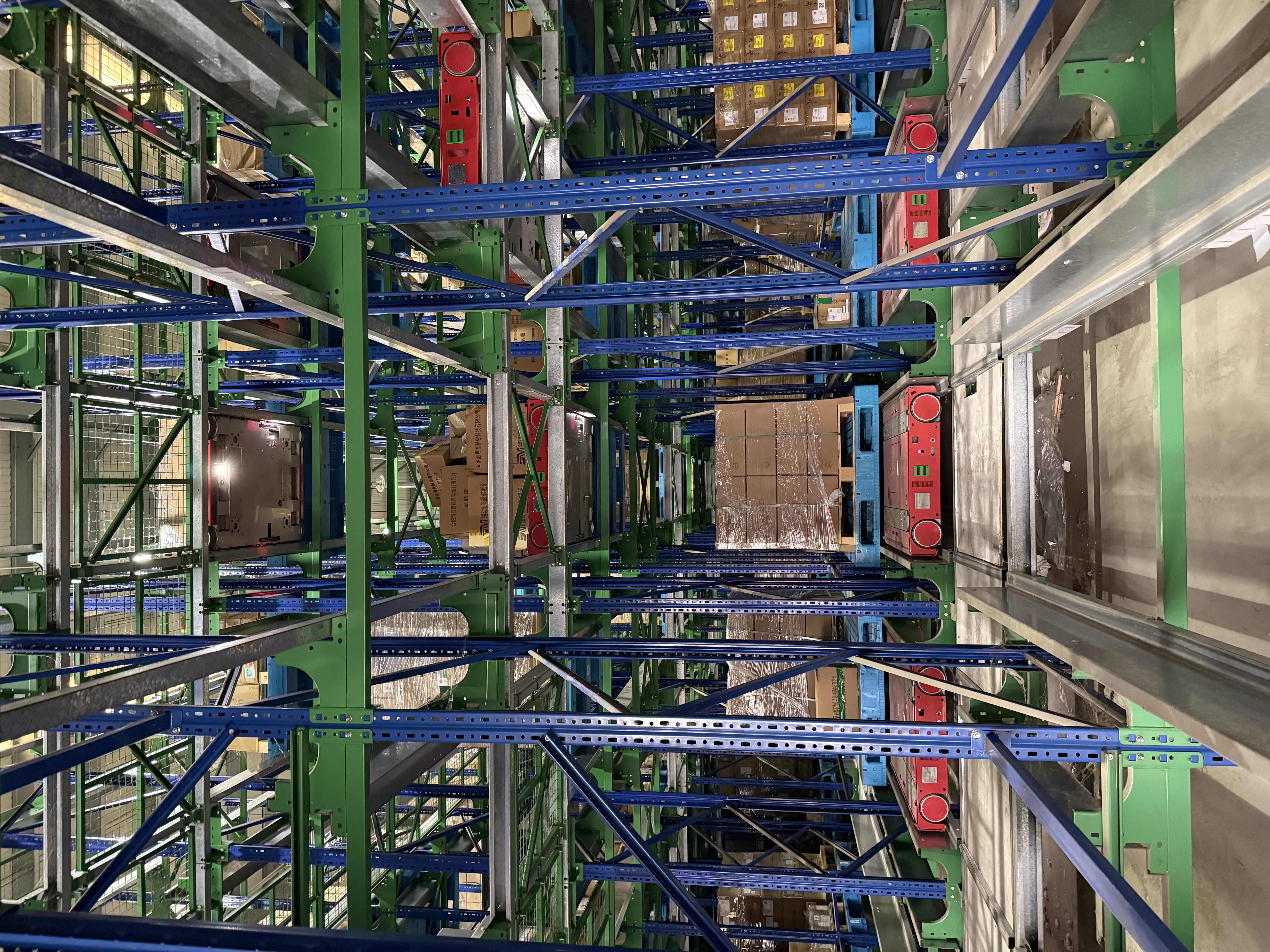 تحسين عمليات المستودع باستخدام رفوف europallet بتقنية الراديو شاتل