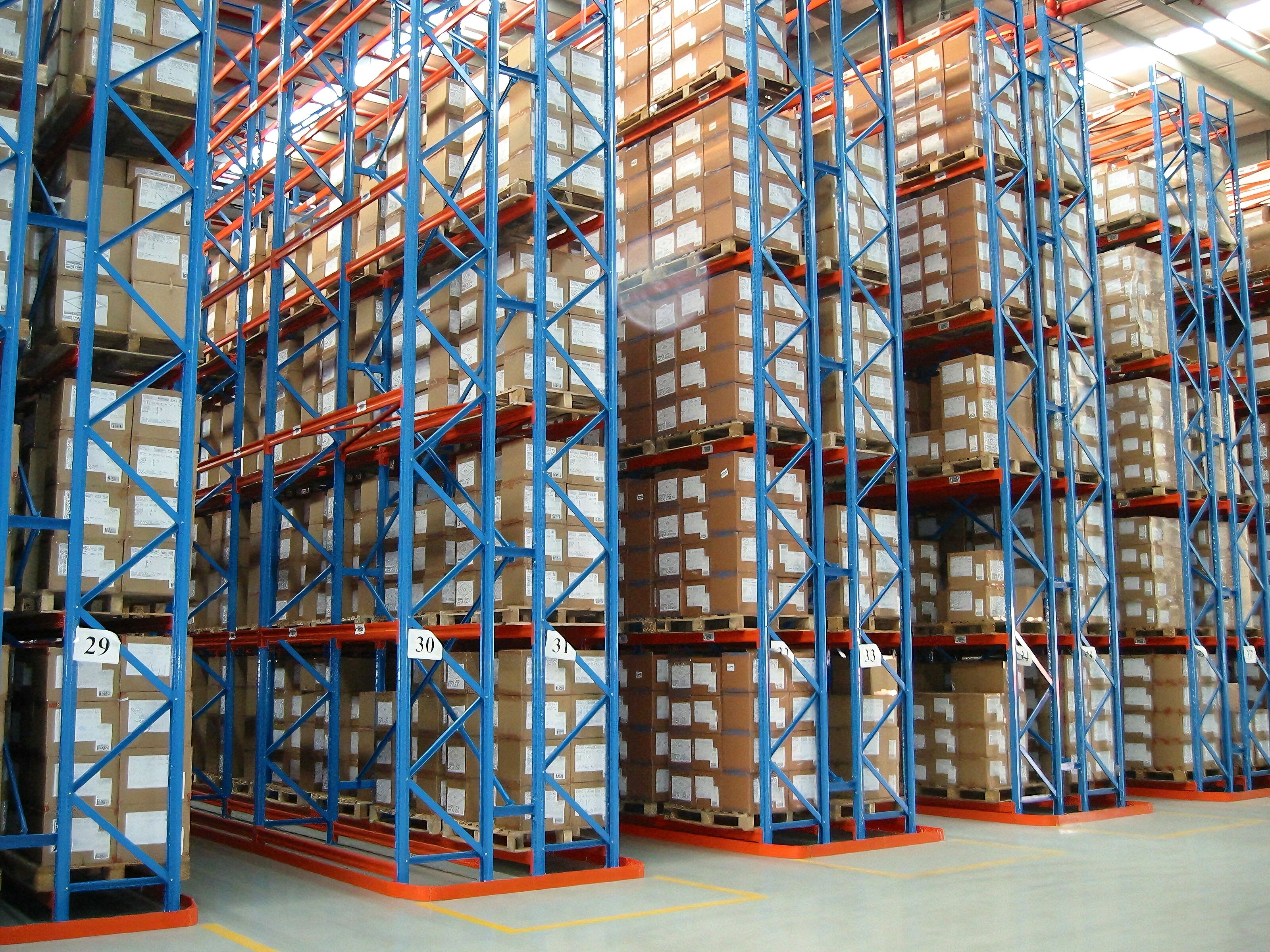 Les rayonnages étroits sont-ils la solution à vos besoins de stockage ?