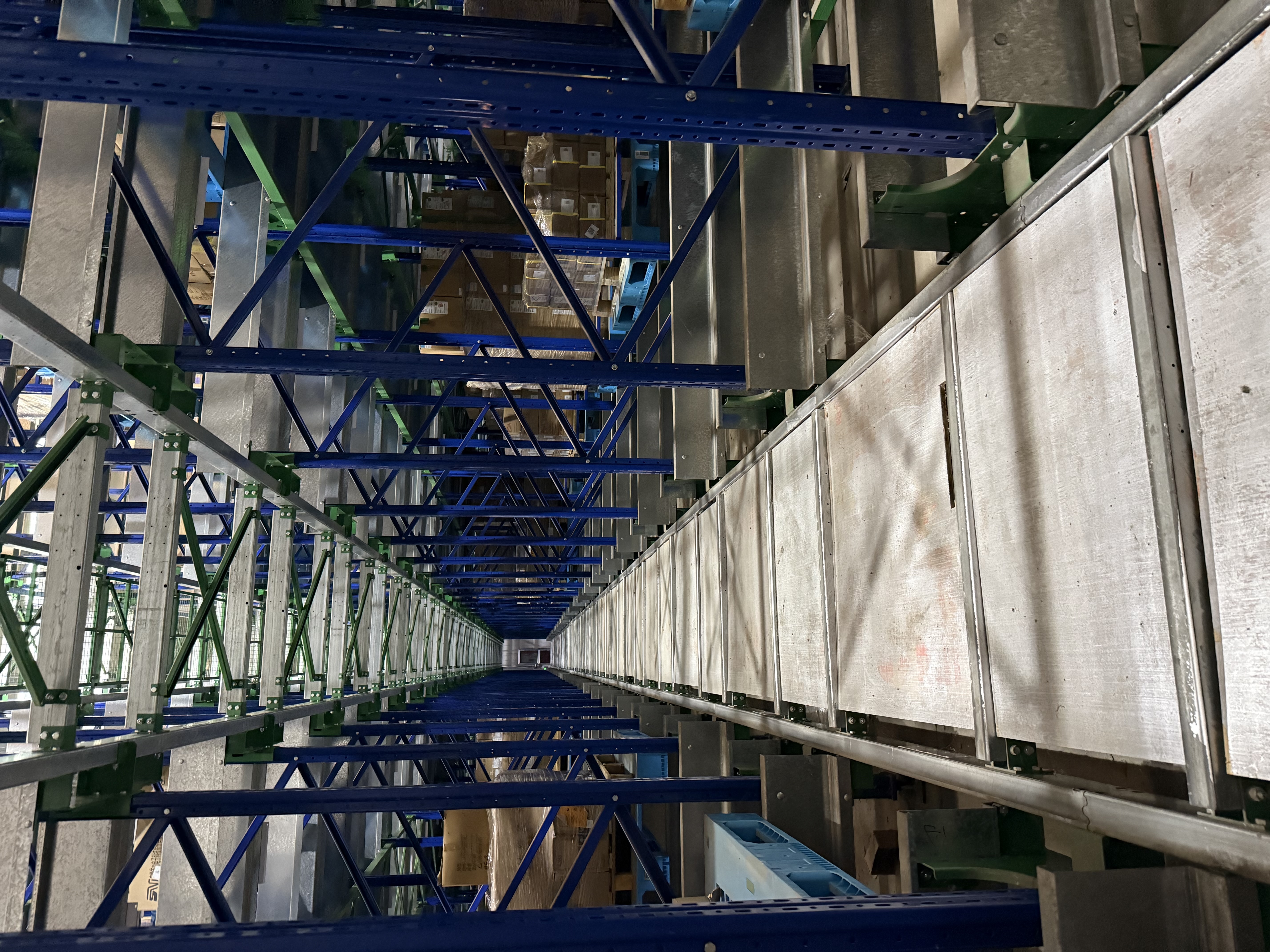 تعزيز الإنتاجية وتحكم المخزون باستخدام رفوف europallet بتقنية الراديو شاتل