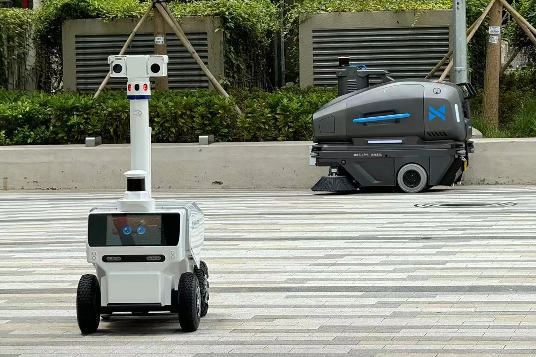 Pourquoi les robots de nettoyage sont idéaux pour les hôpitaux et les établissements de santé Les hôpitaux et les institutions médicales sont des lieux à fort flux de personnes et à haut risque. L'hygiène de ces lieux est directement liée à l'état de santé de nos patients et au travail  