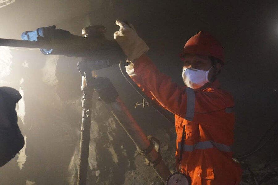 Perforadoras de roca forjadas vs. fundidas: ¿Cuál es más duradera?