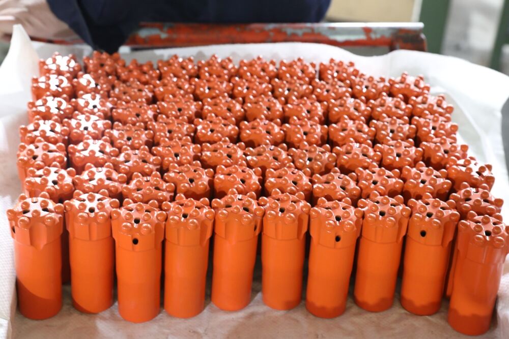 زيارة المصنع تحقق اعترافًا فوريًا! جودة أدوات التعدين المتفوقة تجذب المشترين من الخارج