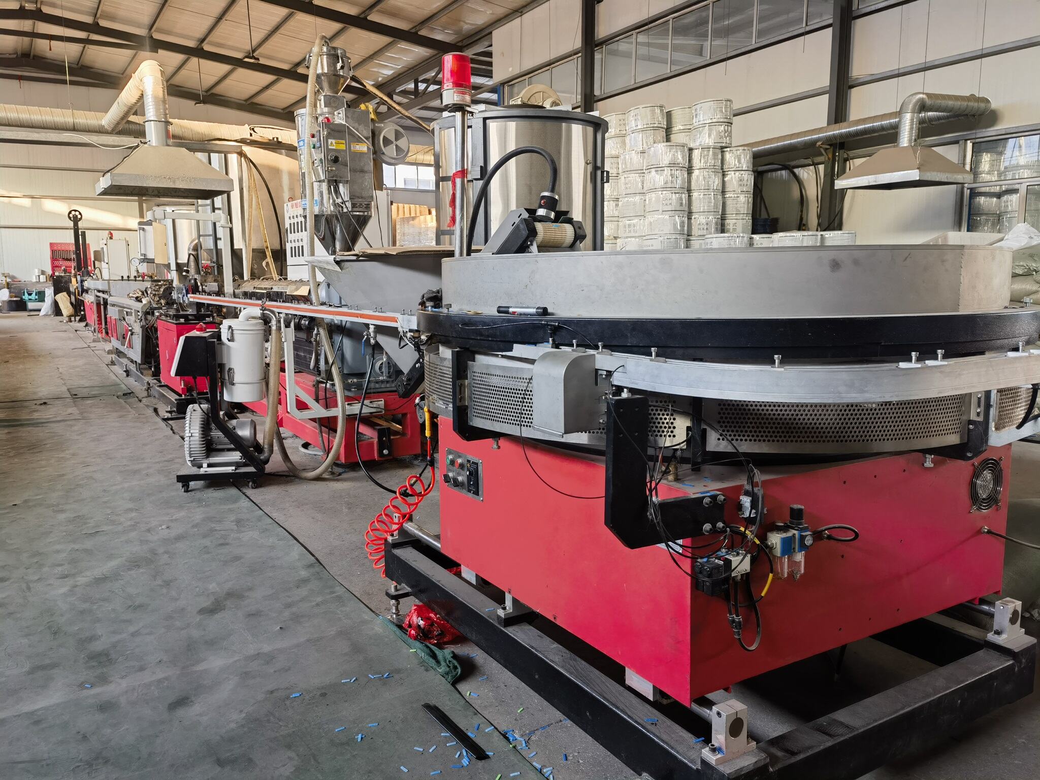 Equipo de fabricación de cintas de riego por goteo con la calidad como objetivo.