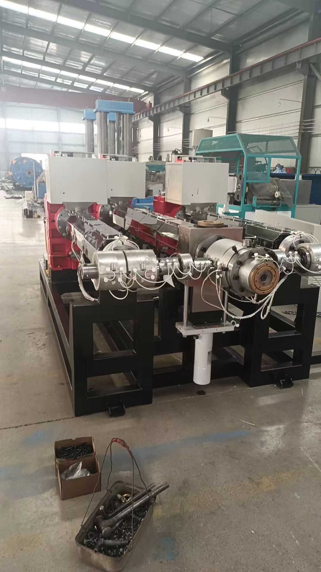 مجموعة كاملة من معدات وإدوات إنتاج خرطوم البولي إيثيلين.