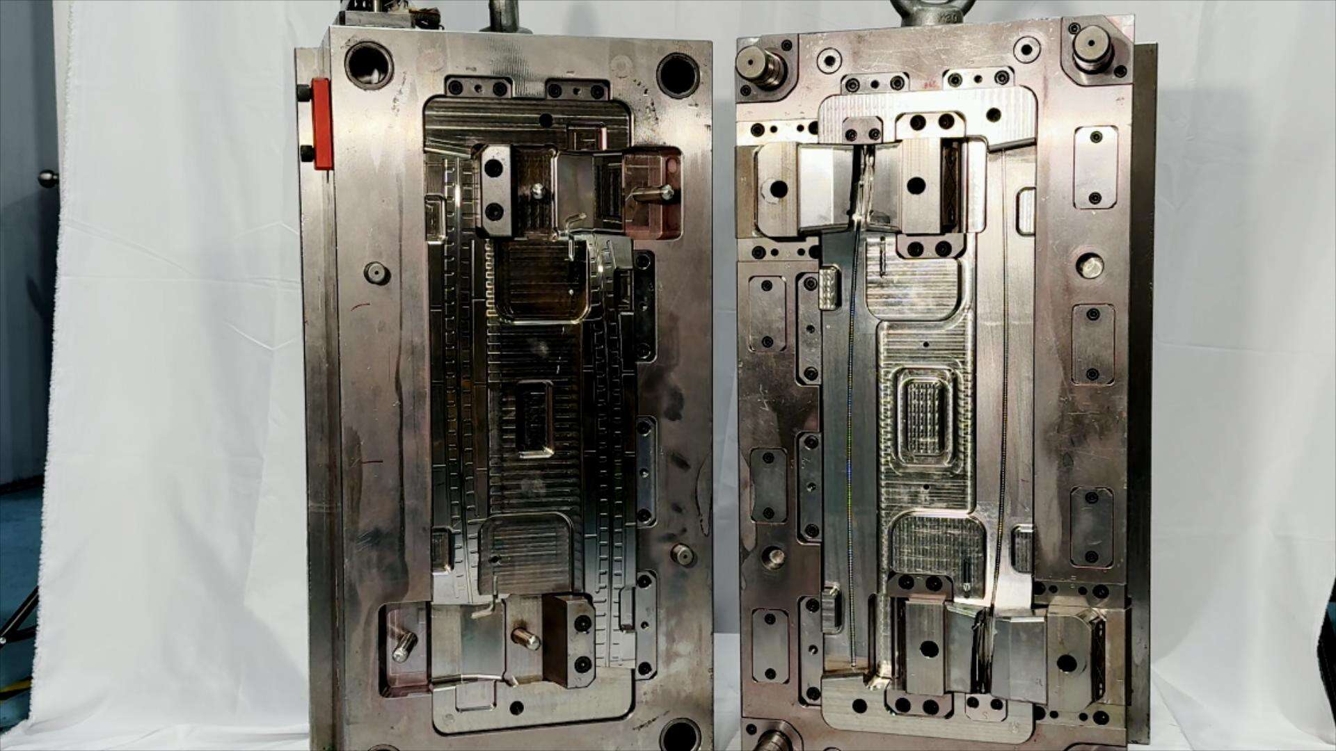 تنوُّع التصميم الذي يمكِّن من إنشاء أشكال هندسية معقَّدة وخصائص مدمجة