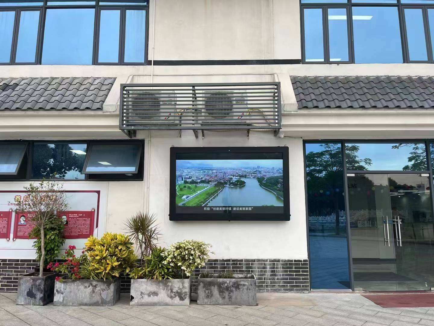 Omdann Din Reklame med Vores Indendørs/Udendørs Reklamemaskiner