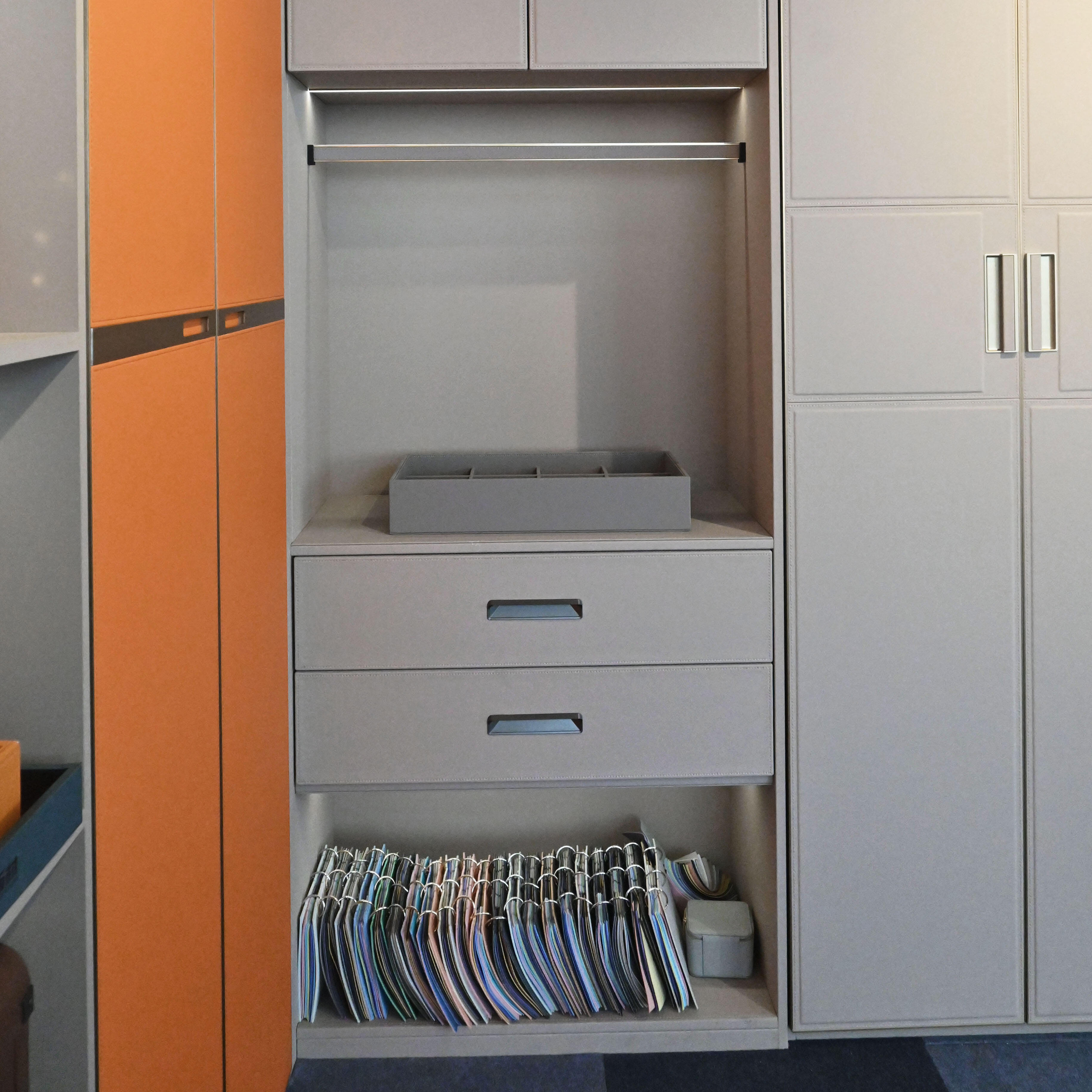 Disseny personalitzat de mobles per a tota la casa, incloent-hi armaris, armaris, prestatgeries i armaris d’emmagatzematge multifuncionals per a dormitoris i salons