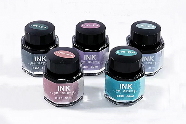 Goldpuder-Tinte verleiht handschriftlichen Texten und künstlerischen Mustern Eleganz.