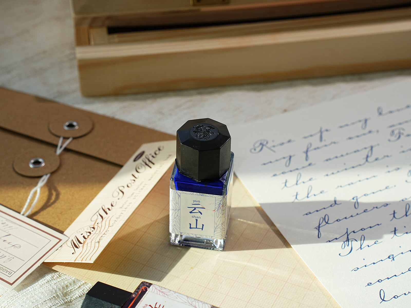 Wie verwendet man Goldpulvertinte für handschriftliche Karten? Funktioniert sie mit Pinselstiften?