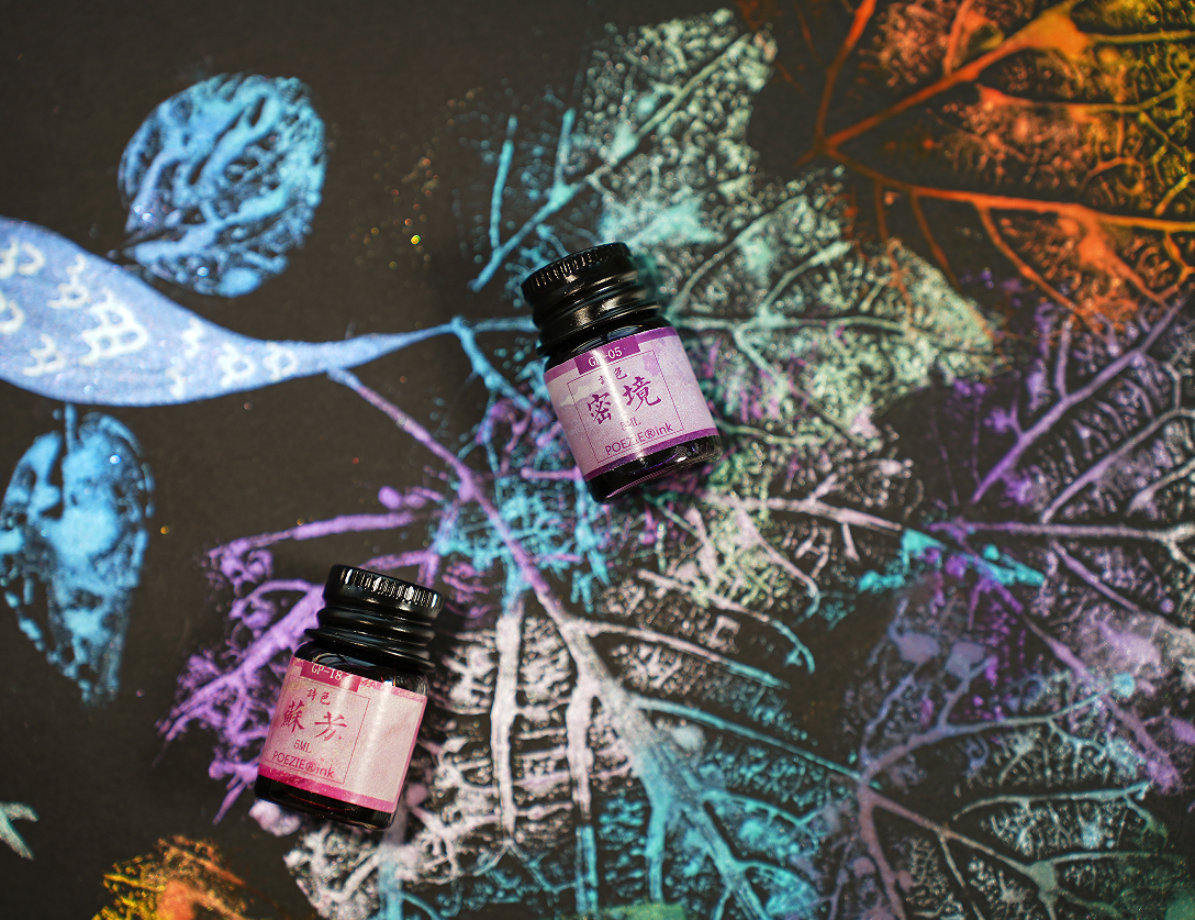 What creates the dreamy luster of gold powder ink in writing and paintings?