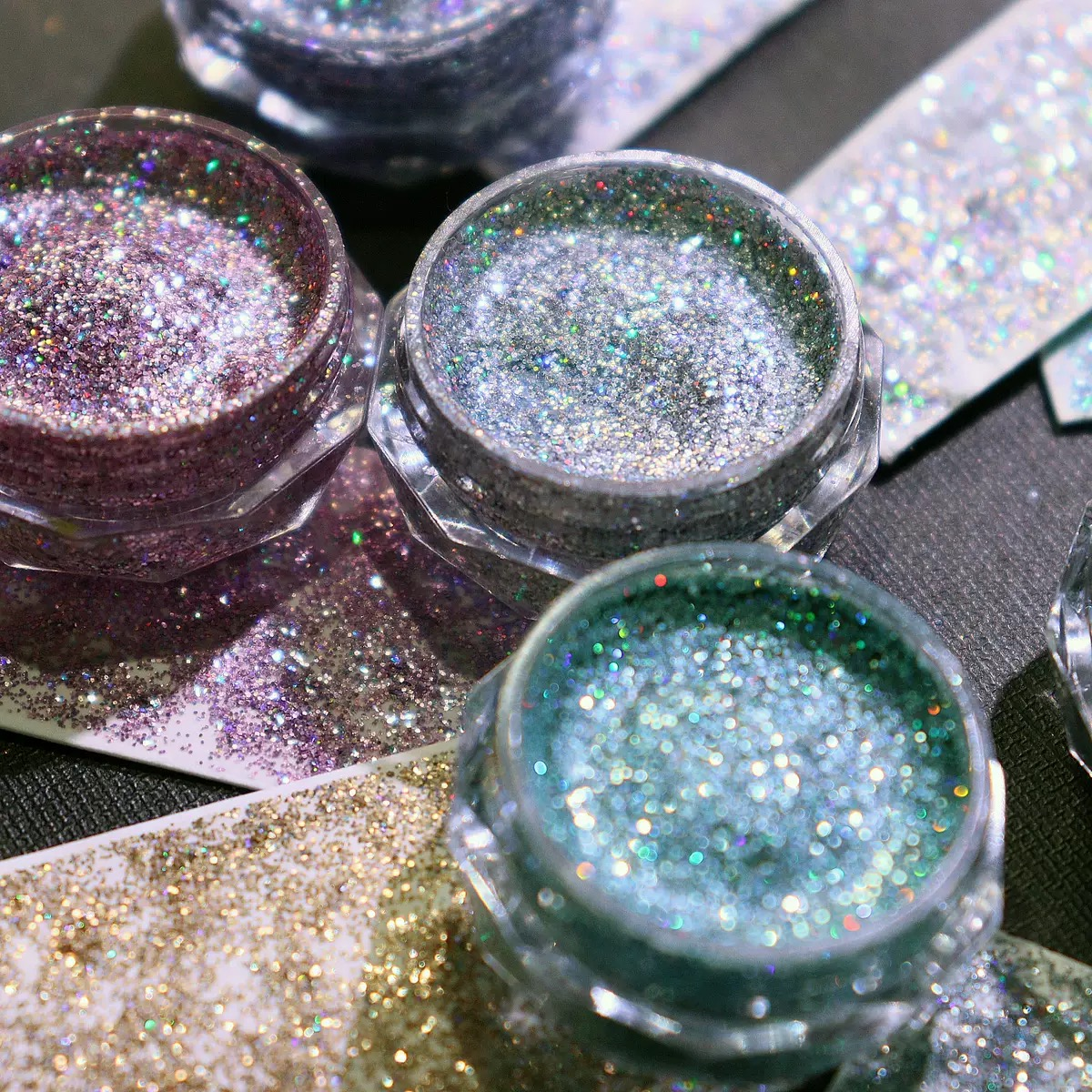 Hochwertige Aquarellfarbe mischt sich gleichmäßig für natürliche Effekte.