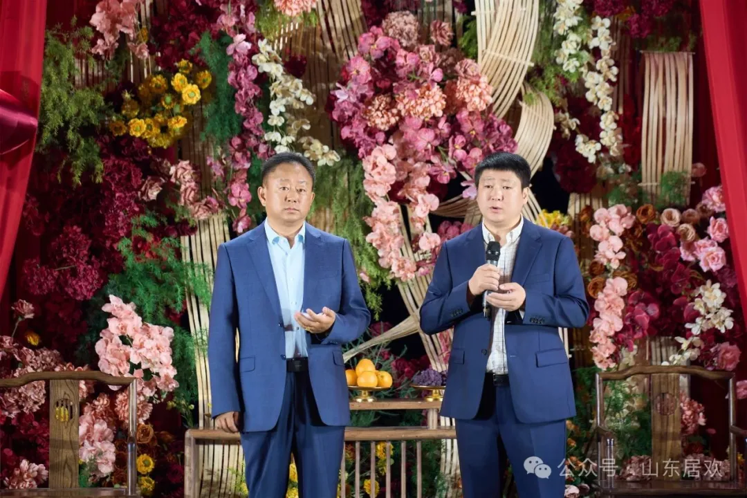 两位邢总登台祝酒.png