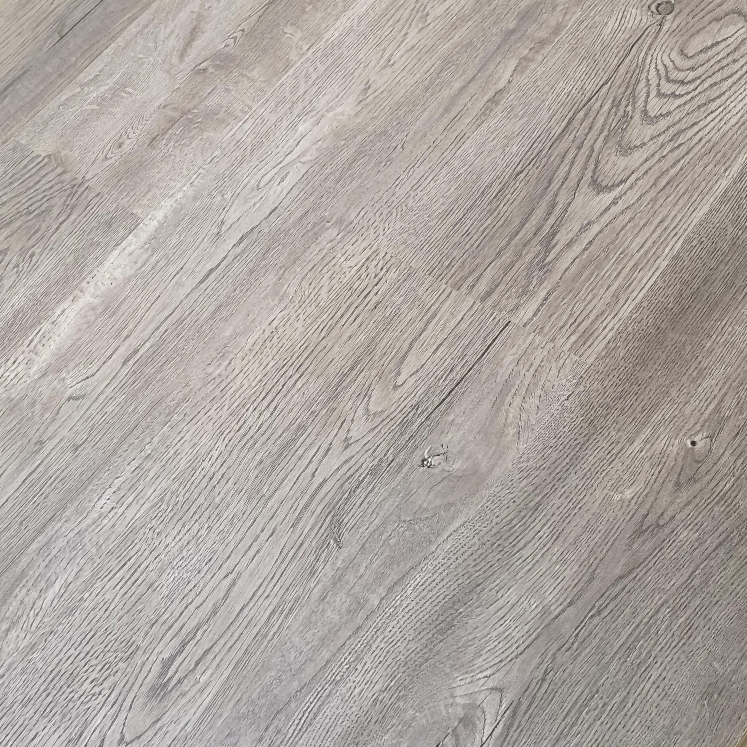 Nam yoki nam havodagi joylarda piso flotante qoplamasidan foydalanish mumkinmi?