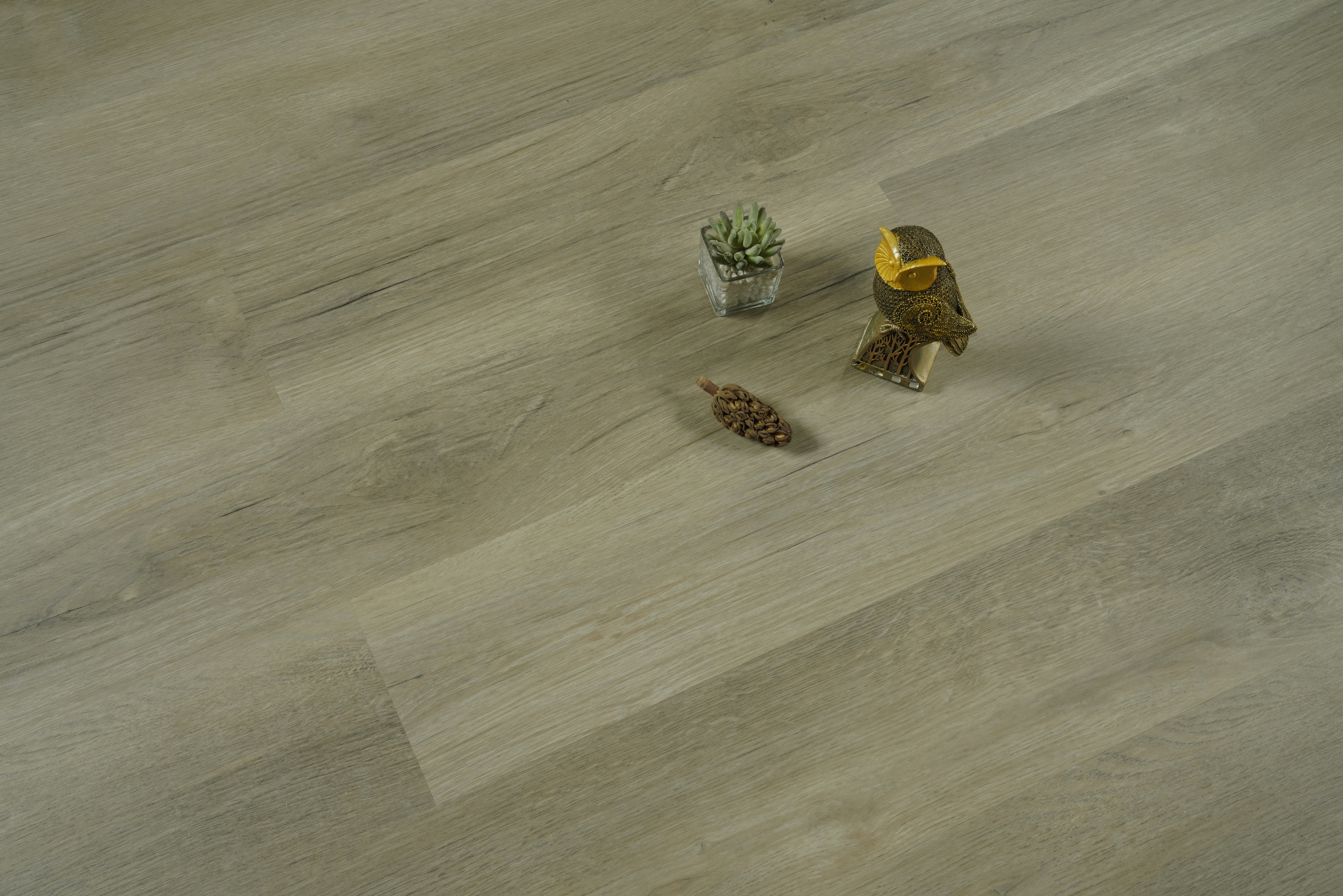 Hoe tree vinielvloerbedekking op ten opsigte van skrape- en vlekbestandheid?