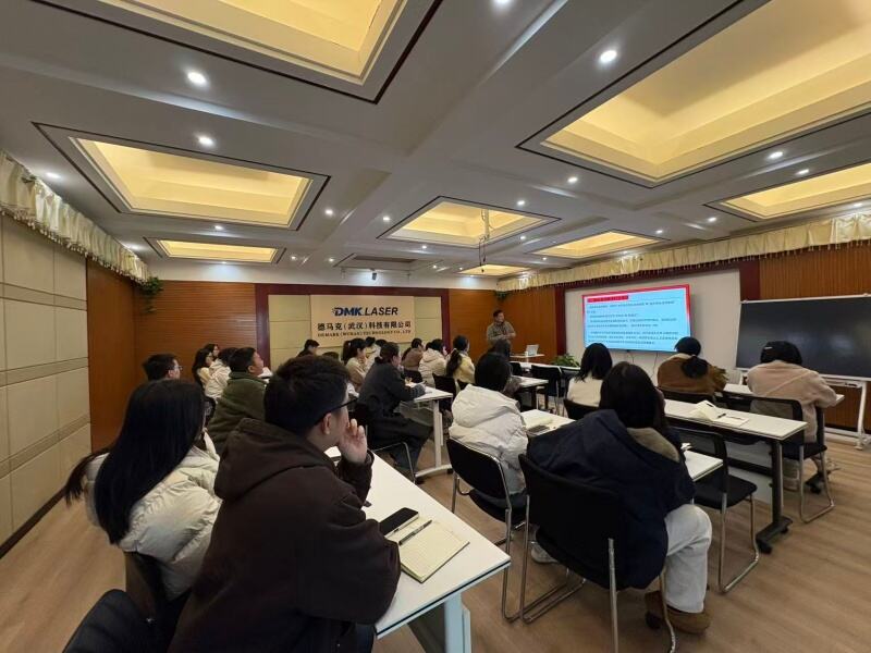 Interní školení odhalilo kohezi za „profesionalitou“.