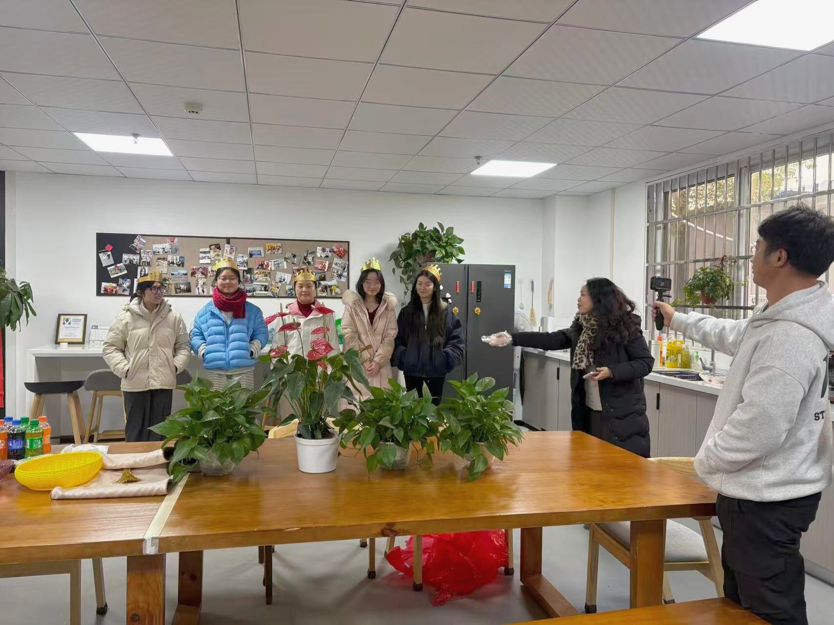 Joyeux anniversaire ! DMK Laser célèbre l’année 2026 avec une célébration chaleureuse des anniversaires de janvier