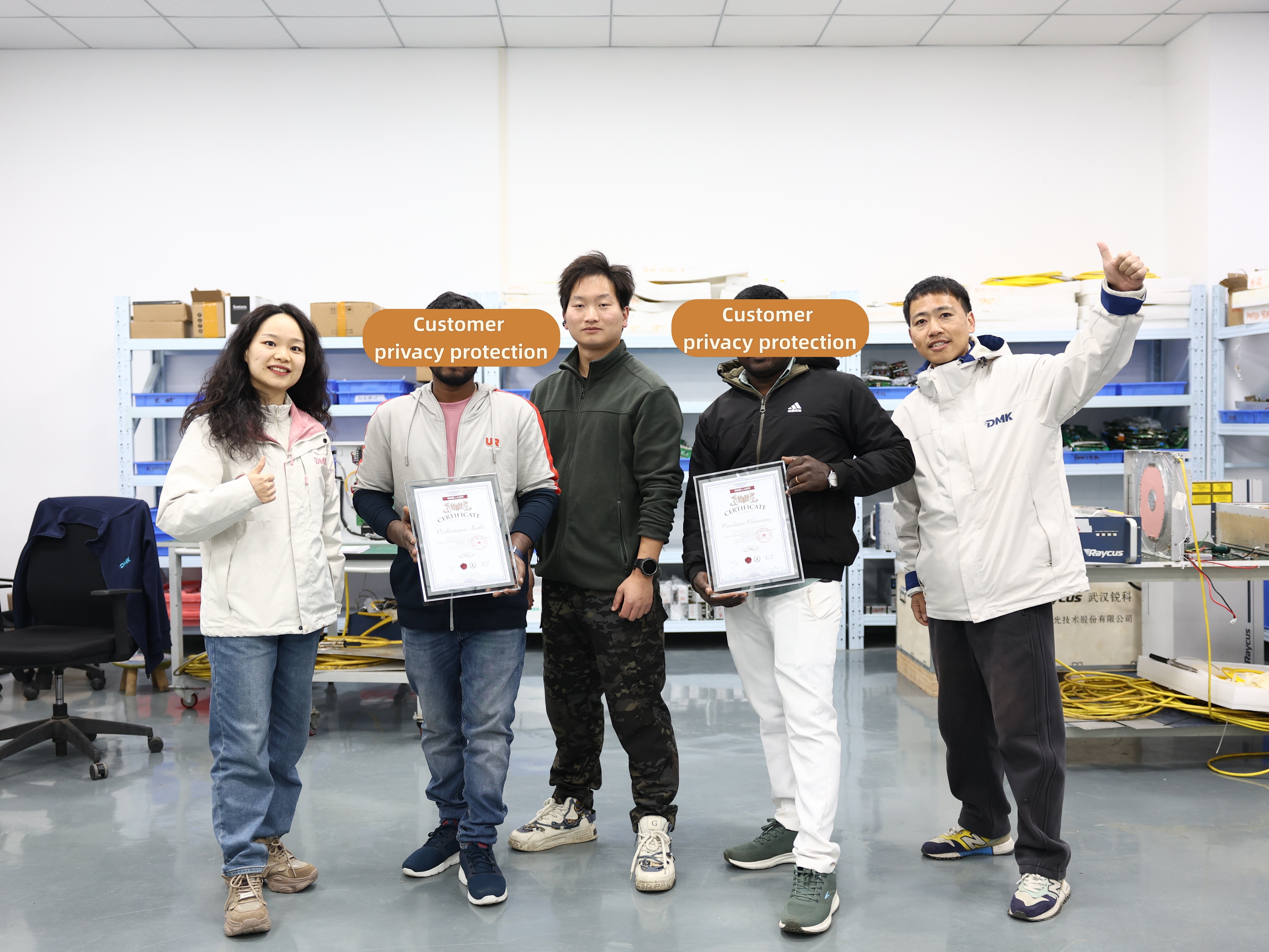 الدفء عبر القارات، والتكنولوجيا تمكّن العالم! ترحب شركة ديمارك بالعملاء الهنود للتدريب المكثف على صيانة الليزر