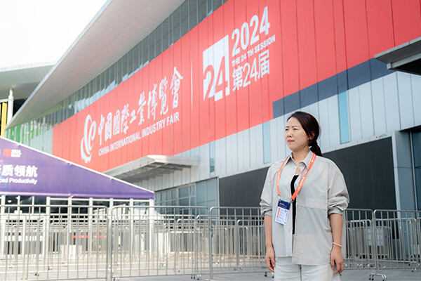 DMK-Gründer führt Team zur Erkundung neuer Trends in der Lasertechnologie auf der 24. China International Industry Fair