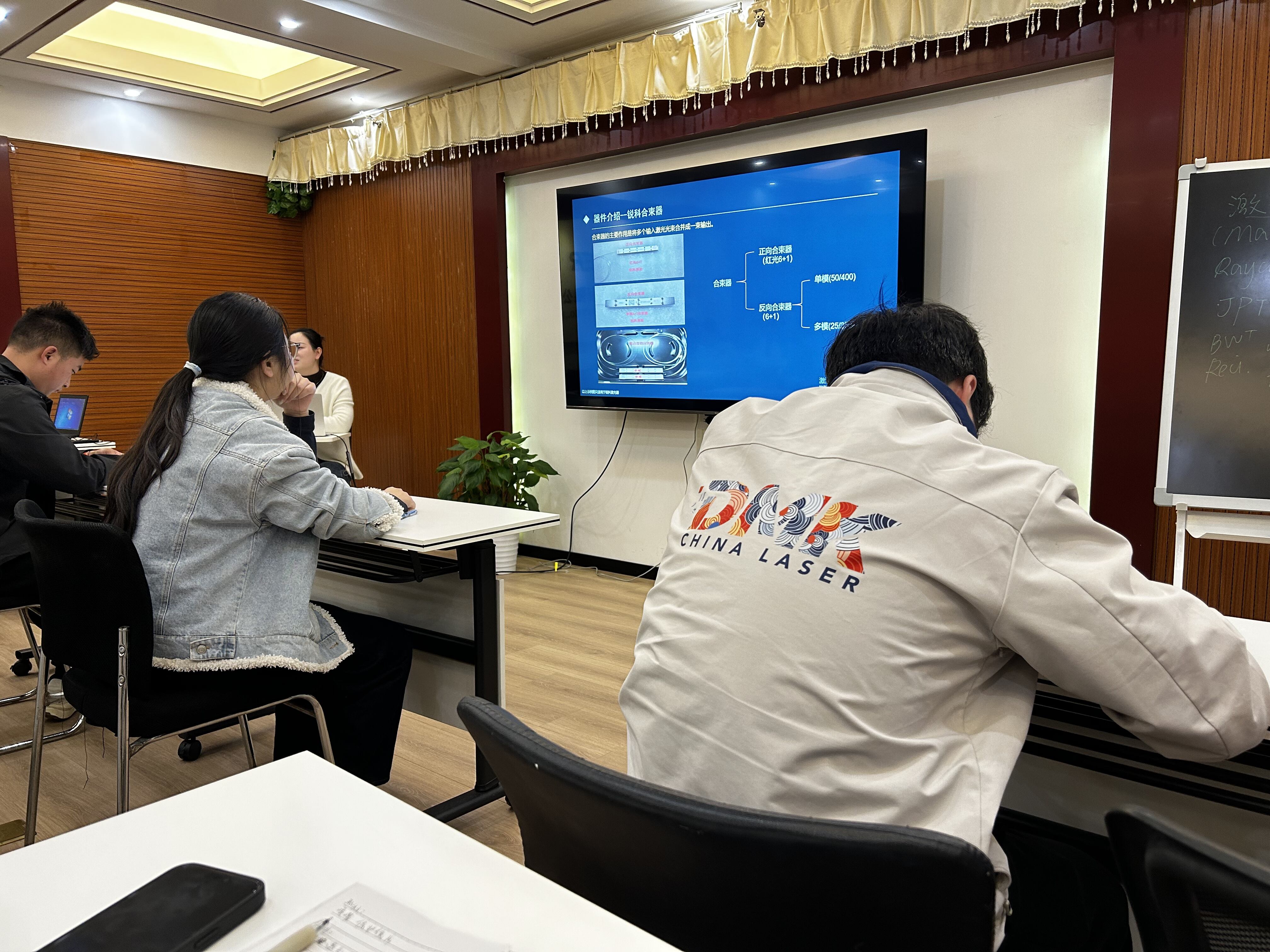 Une formation spécialisée sur les machines laser à fibre renforce le développement des employés