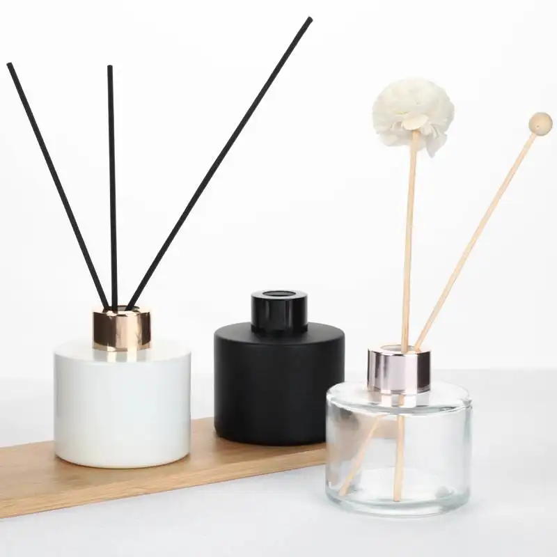 Mukautettu kirkas mustavalkoinen pyöreä hajuvesipullo Reed Diffuser lasipullo Reed diffuusorilla