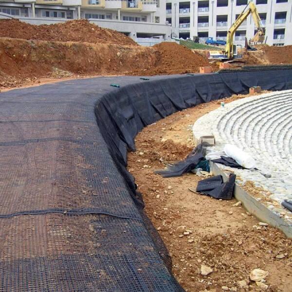 Sidaa uu geogrid ka dhinaca ku saabsanayo xisbiga dhulka iyo la kulmaynayo xisbiga dhulka