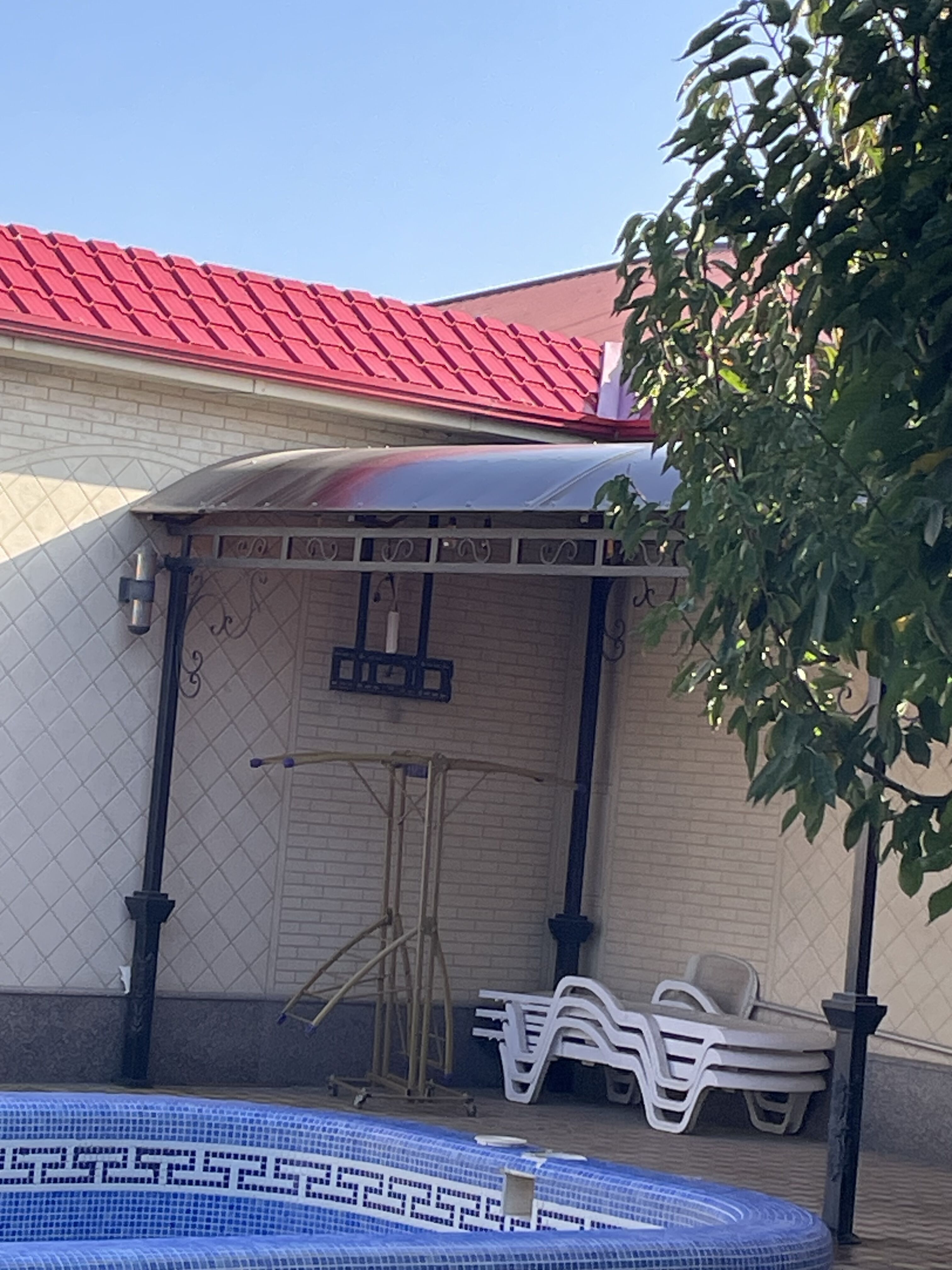 Comparing Polycarbonate Roof Panels with Traditional Roofing
